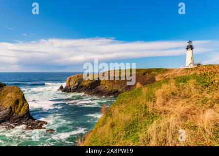 Yaquina Head Lighthouse an der pazifischen Nordwestküste in Newport, Oregon, USA Stockfoto