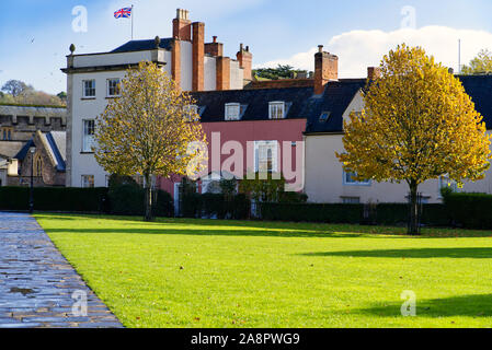 Reihenhäuser mit Blick auf den Wells Cathedral Grün Stockfoto