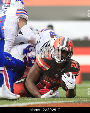 Cleveland, USA. 10 Nov, 2019. Cleveland Browns Nick Chubb (24) ist das Ziel Linie gegen die Buffalo Bills an FirstEnergy Stadion in Cleveland, Ohio am Sonntag, 10. November 2019. Foto von Aaron Josefczyk/UPI Quelle: UPI/Alamy leben Nachrichten Stockfoto