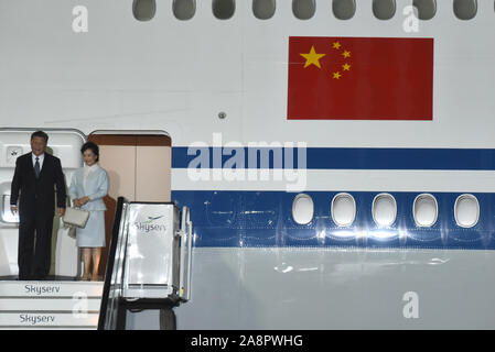 Athen, Griechenland. 10 Nov, 2019. Der Präsident der Volksrepublik China Xi Jinping (links) und seine Frau Peng Liyuan (rechts), bei Ihrer Ankunft in Griechenland im Flughafen Eleftherios Venizelos von Athen. (Foto von Dimitrios Karvountzis/Pacific Press) Quelle: Pacific Press Agency/Alamy leben Nachrichten Stockfoto