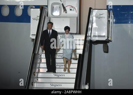 Athen, Griechenland. 10 Nov, 2019. Der Präsident der Volksrepublik China Xi Jinping (links) und seine Frau Peng Liyuan (rechts), bei Ihrer Ankunft in Griechenland im Flughafen Eleftherios Venizelos von Athen. (Foto von Dimitrios Karvountzis/Pacific Press) Quelle: Pacific Press Agency/Alamy leben Nachrichten Stockfoto