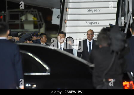 Athen, Griechenland. 10 Nov, 2019. Der Präsident der Volksrepublik China Xi Jinping (links) und der griechische Minister für Sprachkurs Angelegenheiten Nikos Dendias (rechts), während die Ankunft der chinesische Präsident zu Griechenland im Flughafen Eleftherios Venizelos von Athen. (Foto von Dimitrios Karvountzis/Pacific Press) Quelle: Pacific Press Agency/Alamy leben Nachrichten Stockfoto