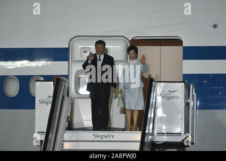 Athen, Griechenland. 10 Nov, 2019. Der Präsident der Volksrepublik China Xi Jinping (links) und seine Frau Peng Liyuan (rechts), bei Ihrer Ankunft in Griechenland im Flughafen Eleftherios Venizelos von Athen. (Foto von Dimitrios Karvountzis/Pacific Press) Quelle: Pacific Press Agency/Alamy leben Nachrichten Stockfoto