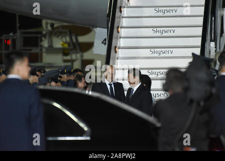 Athen, Griechenland. 10 Nov, 2019. Der Präsident der Volksrepublik China Xi Jinping (rechts) und der griechische Minister für Sprachkurs Angelegenheiten Nikos Dendias (links), bei der Ankunft der chinesische Präsident zu Griechenland im Flughafen Eleftherios Venizelos von Athen. (Foto von Dimitrios Karvountzis/Pacific Press) Quelle: Pacific Press Agency/Alamy leben Nachrichten Stockfoto