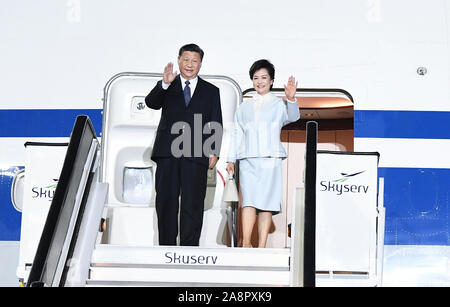 Athen, Griechenland. 10 Nov, 2019. Der chinesische Präsident Xi Jinping und seine Frau Peng Liyuan Aussteigen aus dem Flugzeug nach Ihrer Ankunft am Flughafen in Athen, Griechenland, 10. November 2019. Der chinesische Präsident Xi Jinping kam in Griechenland Sonntag für eine dreitägige Staatsbesuch traditionelle Freundschaft zu festigen und die Zusammenarbeit zwischen den beiden Ländern zu stärken. Credit: Xie Huanchi/Xinhua/Alamy leben Nachrichten Stockfoto