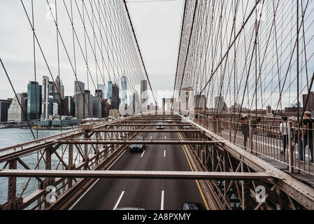 Auf die Skyline von New York City von der Brooklyn Bridge, New York City, USA. Stockfoto