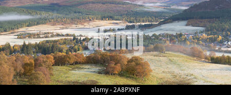 Ein Panoramablick über Braemar von Morrone auf einem frostigen Herbstmorgen, zeigt das Braemar Gathering & Braemar und St. Margaretenkirchen Stockfoto