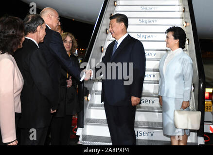 Athen, Griechenland. 10 Nov, 2019. Der chinesische Präsident Xi Jinping und seine Frau Peng Liyuan werden vom älteren griechischen Beamten bei ihrer Ankunft am Flughafen in Athen, Griechenland, 10. November 2019 begrüßt. Der chinesische Präsident Xi Jinping kam in Griechenland Sonntag für eine dreitägige Staatsbesuch traditionelle Freundschaft zu festigen und die Zusammenarbeit zwischen den beiden Ländern zu stärken. Credit: Xie Huanchi/Xinhua/Alamy leben Nachrichten Stockfoto