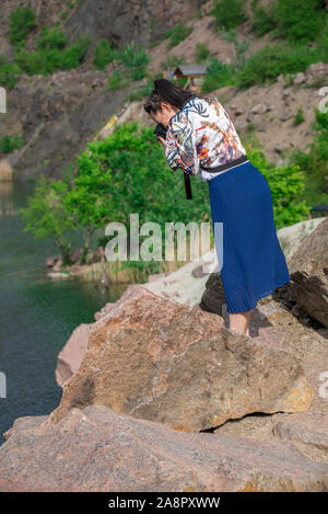 Migeya, Ukraine - 05.13.2019. Aktive Erholung und Abenteuer auf der Radon See in einen Ort der überfluteten Granitsteinbruch in der Nähe des südlichen Bug Fluss in Mygiya Stockfoto