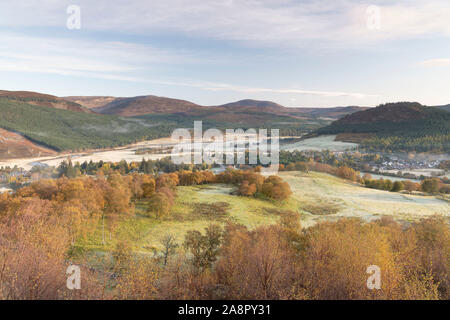Herbstliche Farben dominieren die Landschaft in diesem Blick von Morrone Des Dorfes Braemar in den Bergen eingebettet Royal Deeside Stockfoto