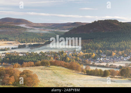 Ein Blick von Morrone auf das Dorf Braemar in Der Cairngorms National Park an einem frostigen Morgen im Herbst Stockfoto