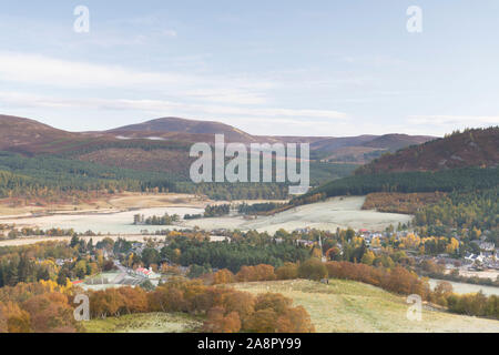 Das Dorf Braemar & der Fluss Dee, umgeben von Bergen, an einem frostigen Herbstmorgen im Cairngorms National Park, Schottland, von Morrone aus gesehen Stockfoto