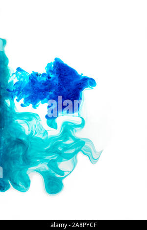 Blau, Fluid, Tinte, die in Wasser auf einem weißen Hintergrund löst sich Stockfoto