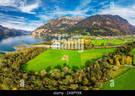 Areal Aussicht auf Stadt und See Luzern Flüelen im Kanton Uri, Schweiz, Europa. Stockfoto