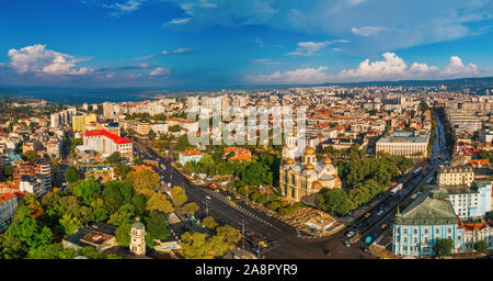 Luftaufnahme von der Kathedrale Mariä Himmelfahrt in Varna Stockfoto