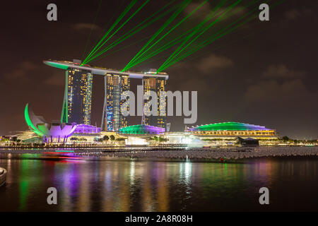 Berühmte Lasershow des Marina Bay Sands Hotel in Singapur. Atemberaubende Farben und Effekte wie der Laser die Marina Bay, direkt neben dem F leuchtet Stockfoto