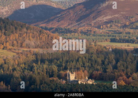 Herbst Farbe auf der Royal Deeside, mit Balmoral Castle und Crathie Kirche versteckt unter den Bäumen Stockfoto