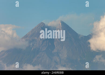 Merapi, Gunung Merapi, einen Vulkan auf Java, Indonesien, durch warmes Abendlicht leuchten nach ein heftiger Regenschauer. Stockfoto