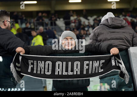 Allianz Stadion, Turin, Italien. 10 Nov, 2019. Serie A Fussball, Juventus Turin, AC Mailand; ein junger Anhänger von Juventus Turin - Redaktionelle Verwendung Credit: Aktion plus Sport/Alamy leben Nachrichten Stockfoto