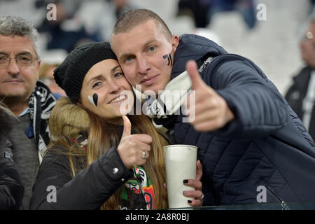 Allianz Stadion, Turin, Italien. 10 Nov, 2019. Serie A Fussball, Juventus Turin, AC Mailand; Anhänger von Juventus Turin mit bemalten Gesichtern - Redaktionelle Verwendung Credit: Aktion plus Sport/Alamy leben Nachrichten Stockfoto