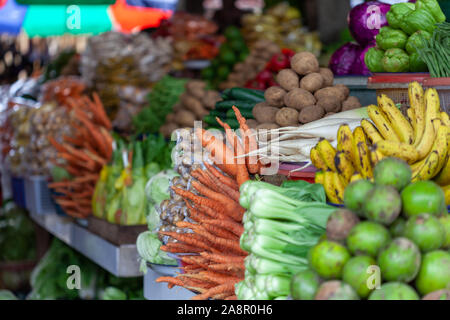 Gemüsemarkt Szene, Karotten, Kartoffeln, Pak Choi, Limetten, Bananen. Ein buntes Anordnung verschiedener Art von Obst und Gemüse, in der Regel für S Stockfoto