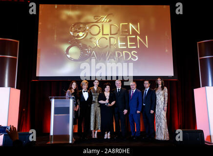 (191110) -- LOS ANGELES, November 10, 2019 (Xinhua) -- Darsteller der 'Komponist' und Gäste posieren für Fotos bei der Preisverleihung der Goldenen Bildschirm Awards 2019 in Los Angeles, USA, am 9. November 2019. "Der Komponist, "Ein bewegendes Drama von Kasachstan und China produziert, gewann vier Titel auf 2019 Golden Screen Awards in Los Angeles, das Kernland der globalen Unterhaltungsindustrie. Der Film, nach dem wahren Leben Geschichte einer der größten chinesischen Komponisten, Xian Xinghai, war die beste Co-Production Film, Bester Hauptdarsteller, Beste Hauptdarstellerin, Beste Musik, am Satur ausgezeichnet Stockfoto