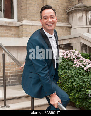 Streng Come dancing Richter Craig Revel Horwood nach seinem ersten Hüftgelenkersatz in 2014. Stockfoto