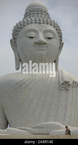 Frau visits Big Buddha in Chalong. Phuket, Thailand. Die 45 Meter hohe Buddha Statue in Chalong Stockfoto