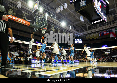 Winston-Salem, NC, USA. 10 Nov, 2019. Der ACC Basketball matchup an LJVM Coliseum in Winston-Salem, NC. (Scott Kinser/Cal Sport Media). Credit: Csm/Alamy leben Nachrichten Stockfoto