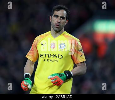 Anfield, Liverpool, Merseyside, UK. 10 Nov, 2019. Fußball der englischen Premier League, Liverpool gegen Manchester City, Manchester City Torwart Claudio Bravo - Streng redaktionelle Verwendung. Keine Verwendung mit nicht autorisierten Audio-, Video-, Daten-, Spielpläne, Verein/liga Logos oder "live" Dienstleistungen. On-line-in-Match mit 120 Bildern beschränkt, kein Video-Emulation. Keine Verwendung in Wetten, Spiele oder einzelne Verein/Liga/player Publikationen Quelle: Aktion plus Sport/Alamy leben Nachrichten Stockfoto