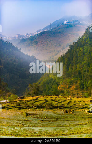 Nebelig mystische Reisfelder in die grünen Berge von Sapa valley Nordinsel Vietnam Stockfoto