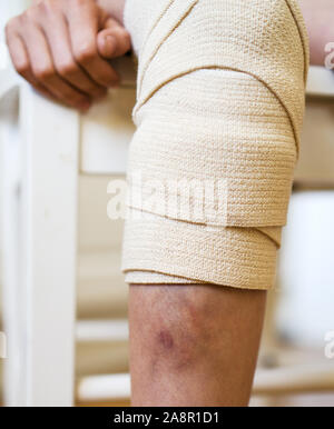 Kind Knie mit Mullbinde. Nahaufnahme. Stockfoto