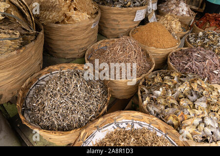 Ein Sortiment von verschiedenen Arten von getrockneten Fisch zum Verkauf an Taboan Markt, Cebu City, Philippinen Stockfoto