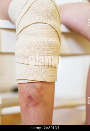 Kind Knie mit Mullbinde. Nahaufnahme. Stockfoto