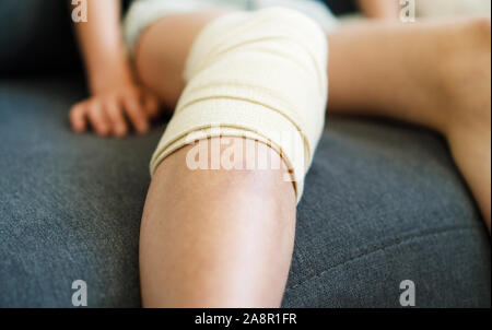 Kind Knie mit Mullbinde. Nahaufnahme. Stockfoto