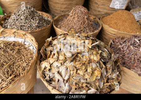 Ein Sortiment von verschiedenen Arten von getrockneten Fisch zum Verkauf an Taboan Markt, Cebu City, Philippinen Stockfoto