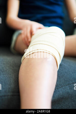 Kind Knie mit Mullbinde. Nahaufnahme. Stockfoto