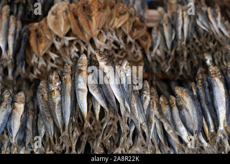 Ein Sortiment von verschiedenen Arten von getrockneten Fisch zum Verkauf an Taboan Markt, Cebu City, Philippinen Stockfoto