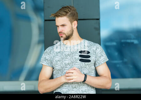 Zu Fuß auf die Straße. muskulöse Kerl Urban Style. Modernes Leben. Macho Glas Gebäude Hintergrund. männliche Mode Sommer Trends. Willensstark männlich. unrasierten Mann Pflege seiner Haut und Bart. barbershop Konzept. Stockfoto