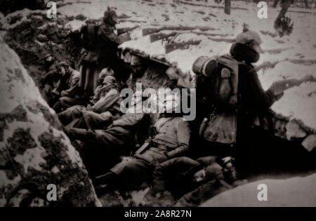 Deutsche Soldaten ruhen, während ihre Gewehre bereit sind für Maßnahmen über einen Graben in Ostpreußen im Winter 1914-15. Im Spätsommer 1914 der Russischen, Deutschen und Österreichischen Armeen in intensive Schlachten aus Ostpreußen eingerückt in Galicien. Stockfoto
