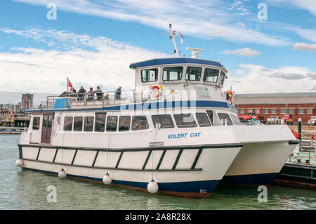 Den Solent Cat bietet touristische Hafen Touren von Portsmouth Historic Dockyard. Stockfoto