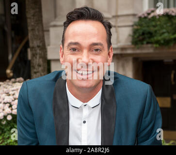 Streng Come dancing Richter Craig Revel Horwood nach seinem ersten Hüftgelenkersatz in 2014. Stockfoto