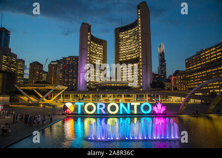 TORONTO, KANADA - 17. Juli 2019: Die Toronto Schild am Nathan Phillips Square mit der City Hall und andere Architektur in den Hintergrund. An nig genommen Stockfoto