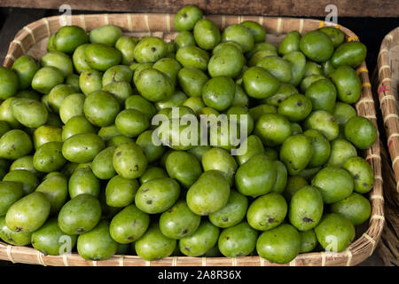 Bekannt als indische Mango in den Philippinen, diese Früchte sind beliebte serviert in der Straße Stände, begleitet von einem Gewürz bekannt als Bagoong Stockfoto