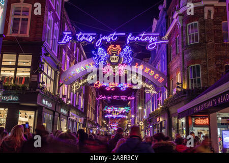 LONDON, Großbritannien - 11 TH NOVEMBER 2018: Carnaby Street Christbaumschmuck in 2018. In einem Bohemian Rhapsody Thema. Viele Menschen gesehen werden kann. Stockfoto