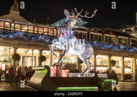 LONDON, Großbritannien - 17 TH NOVEMBER 2018: Eine große eingerichtete Rentier am Covent Garden in London bei Nacht. Menschen gesehen werden kann. Stockfoto