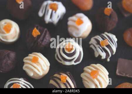 Schokolade Pralinen mit Süßigkeiten Aprikose Stockfoto