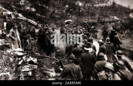 Italienische Kriegsgefangene während der Schlachten des Flusses Piave genommen gekämpft zwischen 10. November und 25. Dezember 1917. Der Fluss beginnt in den Alpen und fließt Südosten für 220 km (140 mi) in die Adria in der Nähe der Stadt Venedig in Norditalien. Die österreichisch-ungarische Armee, durch deutsche Einheiten unterstützt, versucht, über den endgültigen Zusammenbruch von Italien zu bringen. Beide Offensiven wurden zurückgeschlagen, markieren einen Wendepunkt im Ersten Weltkrieg an der italienischen Front. Stockfoto