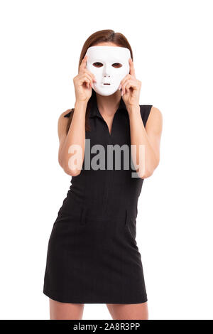 Junge Frau mit weißen Maske vor dem Gesicht, isoliert auf weißem Stockfoto