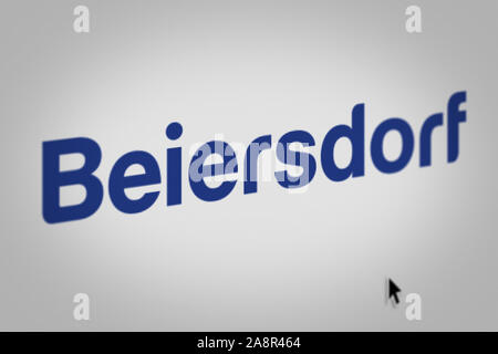 Logo der öffentlichen Unternehmen Beiersdorf auf einen Bildschirm in der Nähe angezeigt. Credit: PIXDUCE Stockfoto